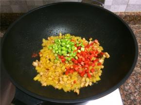 放入芦笋和胡萝卜翻炒1分钟。