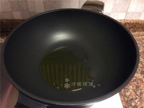 热锅倒油烧至八成热。