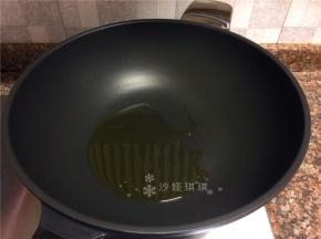 热锅倒油烧至八成热。