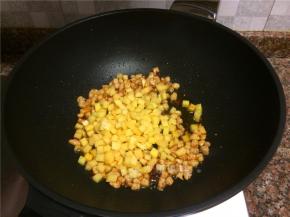 放入土豆翻炒1分钟。