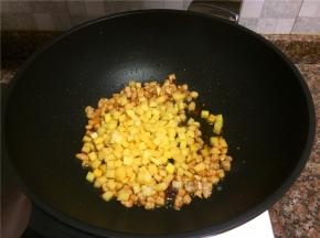 放入土豆翻炒1分钟。