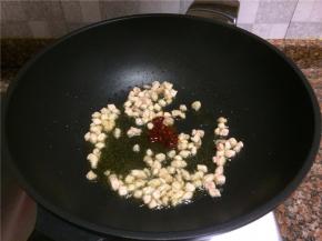 放入豆瓣酱翻炒10秒。