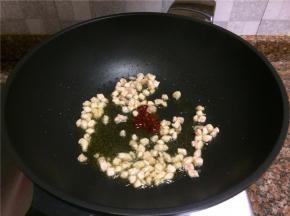 放入豆瓣酱翻炒10秒。