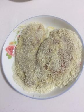 最后再均匀的裹上一层面包糠。按压紧实，把多余的面包糠拍掉。