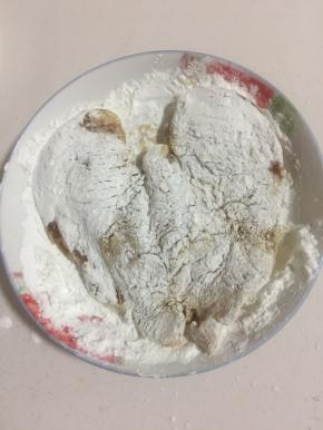 腌制好的鸡胸肉均匀的裹上一层淀粉。