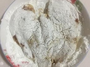 腌制好的鸡胸肉均匀的裹上一层淀粉。
