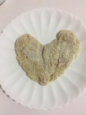 裹好的鸡肉放在盘中备用。