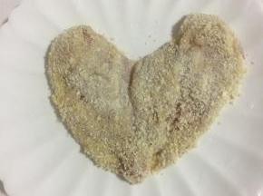 裹好的鸡肉放在盘中备用。