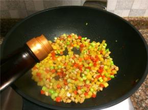 倒入适量生抽翻炒20秒。