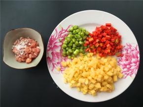将瘦肉切小丁加入适量淀粉拌匀；芦笋、土豆、胡萝卜切小丁。