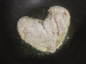 不粘锅烧热倒入适量的油，放入鸡胸肉中小火慢慢煎制。