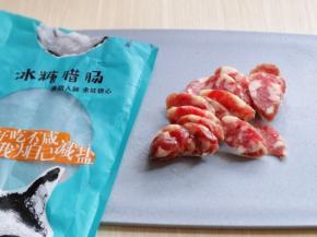 腊肠从包装中取出，切片。