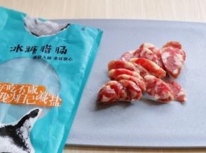 腊肠从包装中取出，切片。