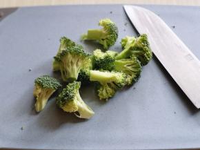 西蓝花切小朵。