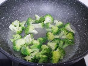 西蓝花焯水，锅中水烧开，倒入切好的西蓝花，焯水30秒捞出过冷水。