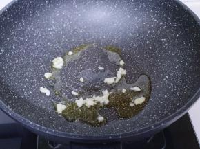 起油锅，加入切好的蒜炒香。