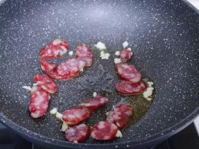 加入切好的腊肠煸炒。