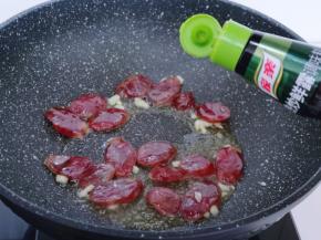 再加入生抽，翻炒均匀，盖上盖子小火将腊肠炒熟。
