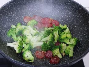 加入焯过水的西蓝花！