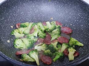 快速翻炒均匀，即可关火。