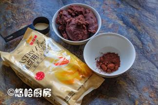 先准备材料，红豆沙是自制的，可可粉准备了5克，实际上是用不了那么多的。
