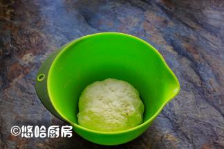 面粉、酵母、水和成稍软一点的面团，盖保鲜膜醒发20分钟。糕点用小麦粉一样可以做中式面食，效果一样松软蓬松的。