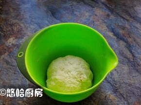 面粉、酵母、水和成稍软一点的面团，盖保鲜膜醒发20分钟。糕点用小麦粉一样可以做中式面食，效果一样松软蓬松的。