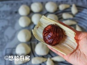 在包好的豆沙包表面刷一层可可糊。