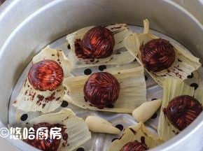 在豆沙包下面垫一张油纸或玉米皮，放入蒸锅中进行醒发，醒发至面团蓬松变大，开小火蒸，蒸锅上汽后转中大火蒸15分钟即可。余下的面团分成12个，搓圆成一头细一头粗的长面团，一同摆入蒸锅中。