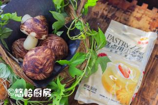 到时间后关火，立刻开盖，在豆沙包的下面用筷子戳一个洞，插入蘑菇腿即成一个小蘑菇。