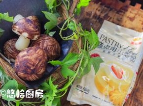 到时间后关火，立刻开盖，在豆沙包的下面用筷子戳一个洞，插入蘑菇腿即成一个小蘑菇。