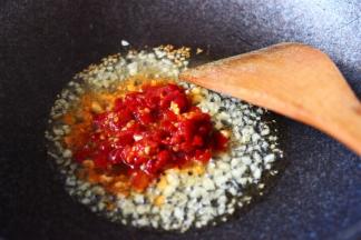 加入剁椒酱小火翻炒片刻。