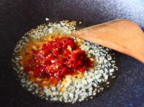 加入剁椒酱小火翻炒片刻。