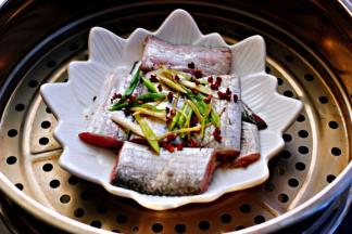 蒸锅里倒入适量的清水，大火烧开后，把腌制好的带鱼码到盘子里、上面撒上适量的花椒。