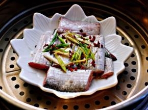 蒸锅里倒入适量的清水，大火烧开后，把腌制好的带鱼码到盘子里、上面撒上适量的花椒。