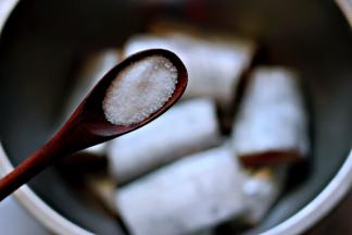 把切好的带鱼放入一个盆里，撒上适量的盐。