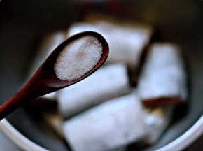把切好的带鱼放入一个盆里，撒上适量的盐。