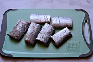 洗净后的带鱼沥干水分后，用刀切成块备用。