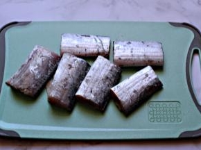 洗净后的带鱼沥干水分后，用刀切成块备用。