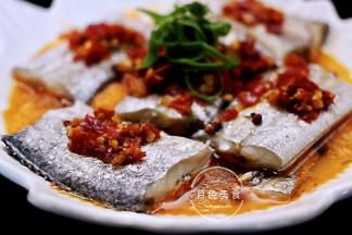 把蒸好的带鱼里的葱姜捡出来不用，把炒好的剁椒酱浇到蒸好的带鱼上面、重新放入葱丝即可。