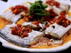 把蒸好的带鱼里的葱姜捡出来不用，把炒好的剁椒酱浇到蒸好的带鱼上面、重新放入葱丝即可。