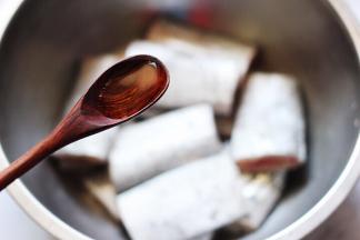 再放入料酒去除带鱼的腥味。