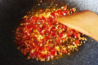 翻炒至剁椒出红油即可关火。