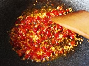 翻炒至剁椒出红油即可关火。