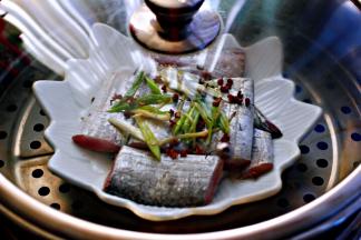 盖上锅盖大火蒸十分钟后关火。