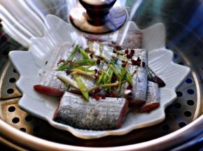 盖上锅盖大火蒸十分钟后关火。