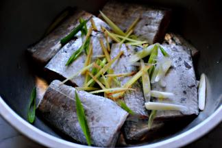 最后上面撒上葱姜丝后，搅拌均匀腌制半小时。