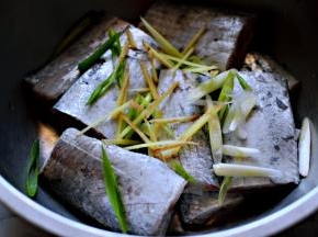 最后上面撒上葱姜丝后，搅拌均匀腌制半小时。