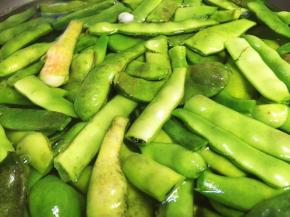 豆角洗净，锅内烧开水放入豆角烫一分钟