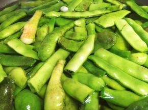 豆角洗净，锅内烧开水放入豆角烫一分钟